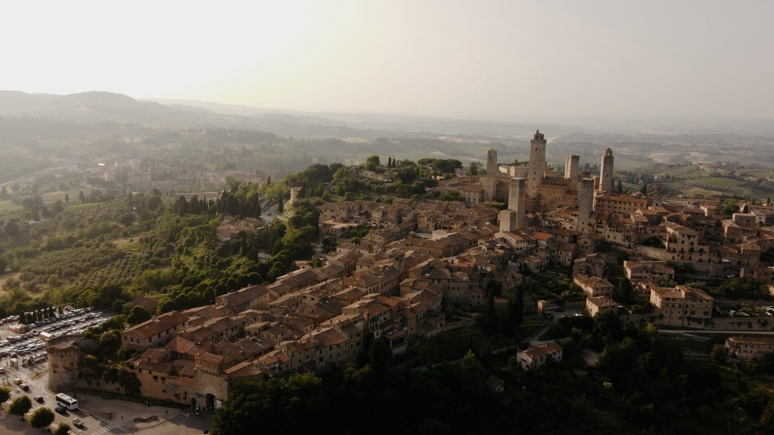 Un pueblo de la Toscana desde el aire, al amanecer